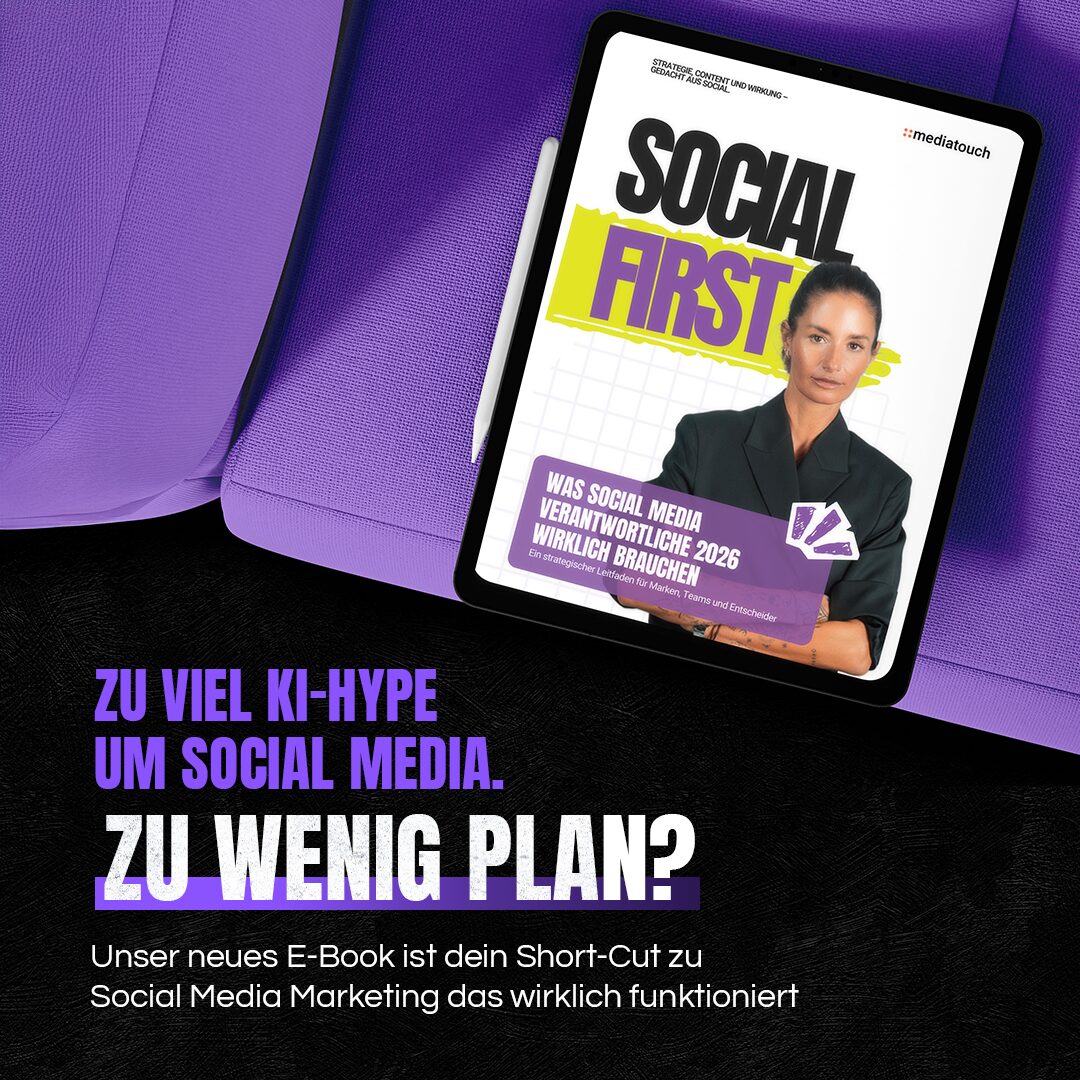 Das E-Book „Social First 2026“ auf einem Tablet